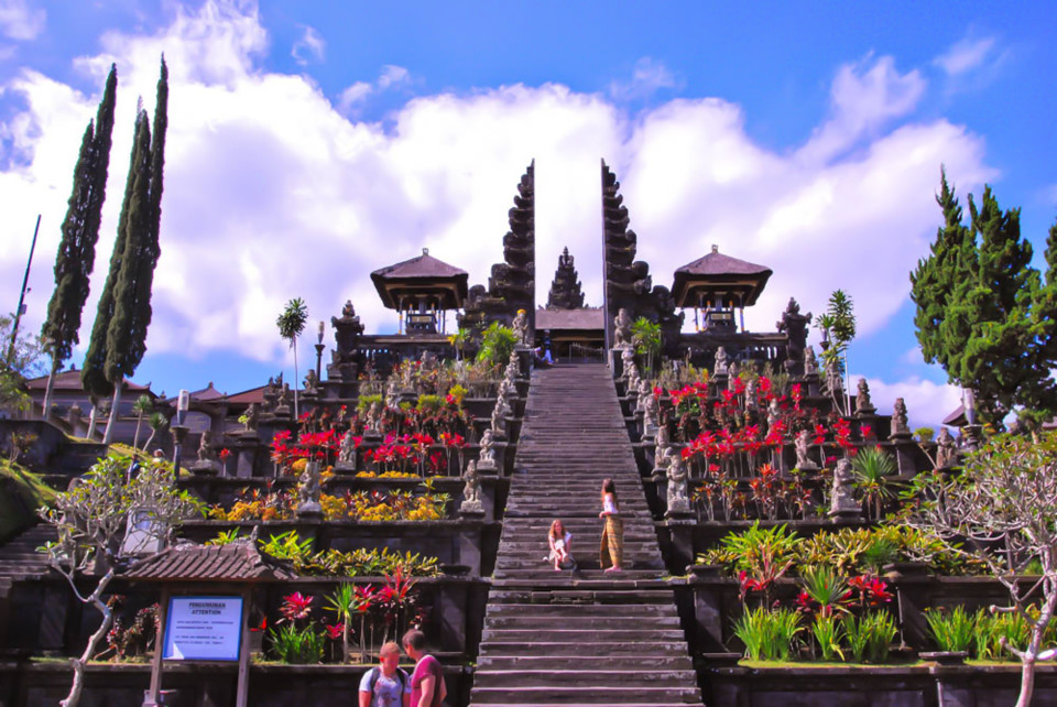 Pura Penataran Agung with the Candi Bentar or Split Gates separating Nista Mandala and Madhya Mandala