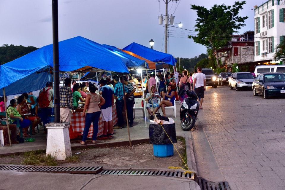 Island gets vibrant with the setting up of the foodstalls by the lake in the evening. 